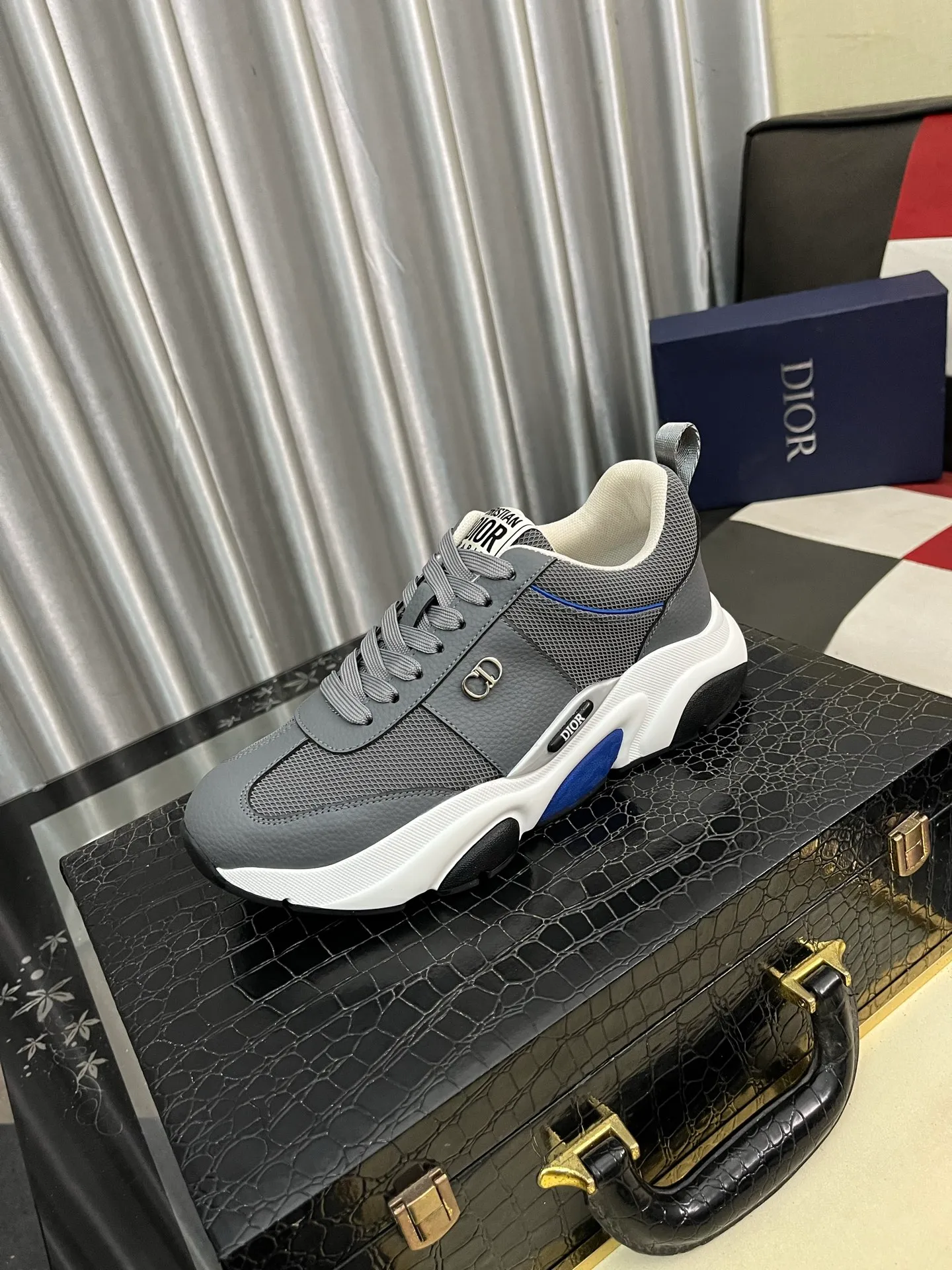 Men's men's shoes💰458⌚️⌚️Dior original quality.~ Unique modern style sneakers. 🏃A must-have casual shoe for trendy men😍😍 Original brand imported from Italy, imported original leather, sheep lining (refuses to discolor and grind feet) Sole: Original sole provided by the original factory, French lazy style design ⚠️Fit to the feet, original quality, super comfortable original sole. Just like shooting the real thing🎬The real thing is better, code number: 38-444⃣️colors available